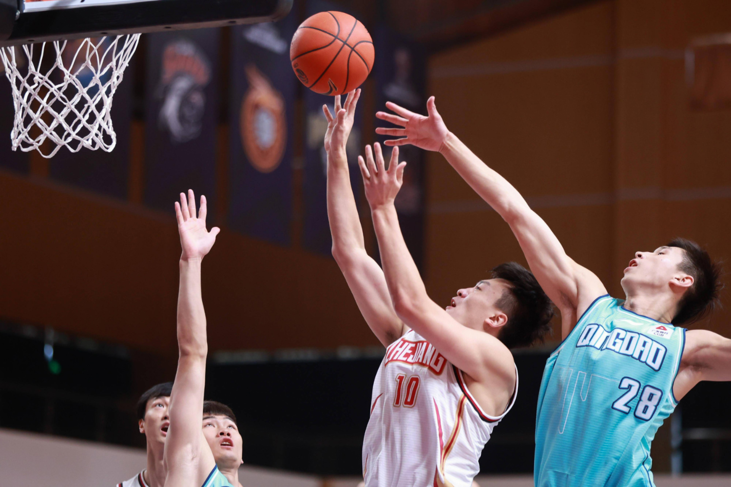 爱游戏官网-浙江男篮险胜青岛，守家门稳定实力成功守擂！的简单介绍