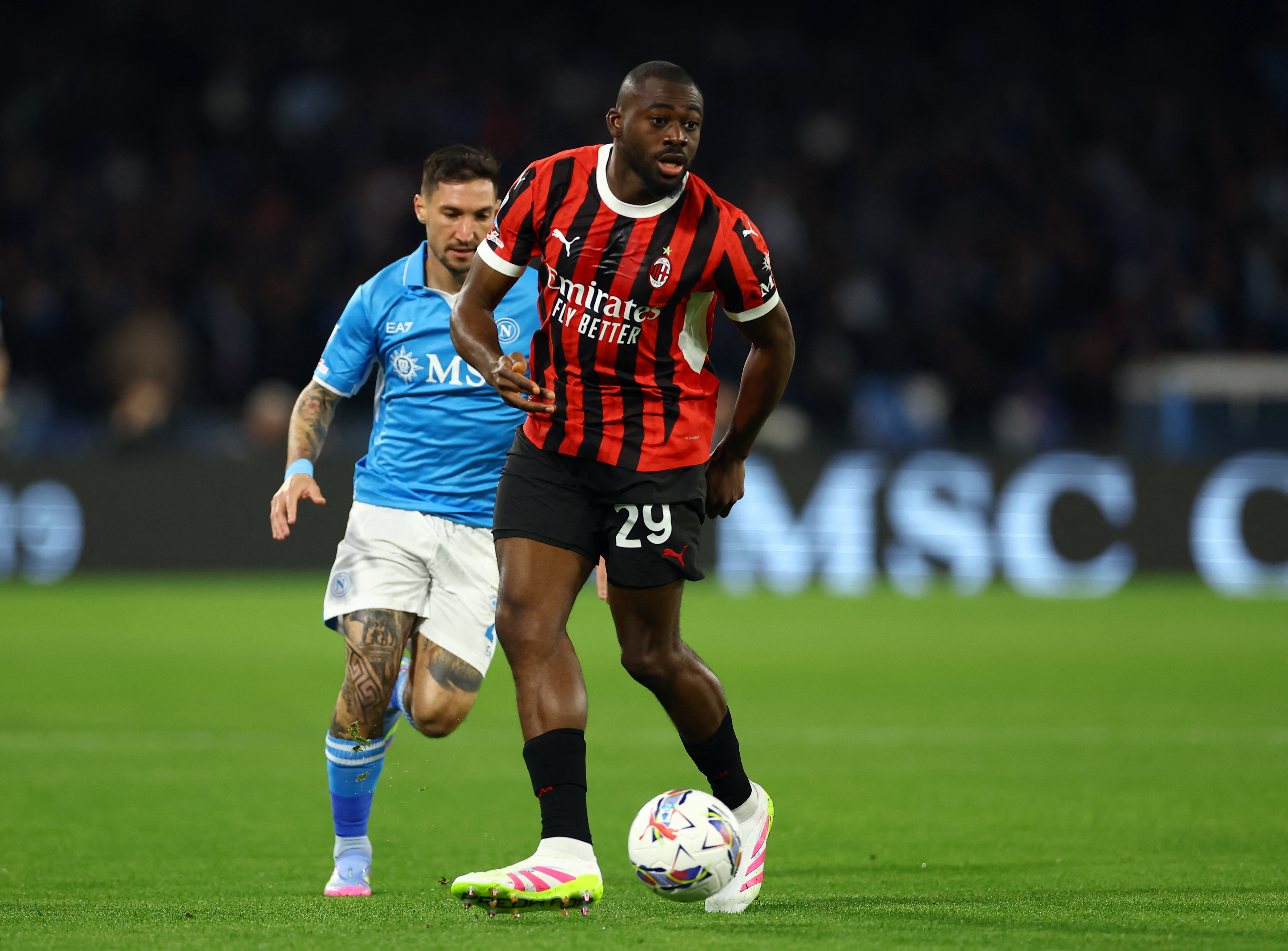 包含那不勒斯门将发挥出色，助球队取得胜利的词条