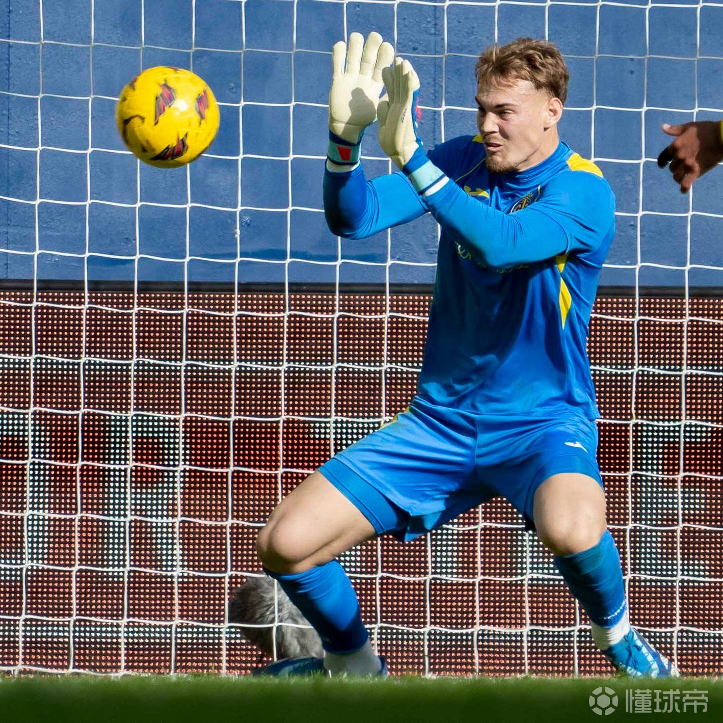 爱游戏体育官网-比利亚雷亚尔球员赛后表现出色，完成帽子戏法帮助球队取胜的简单介绍