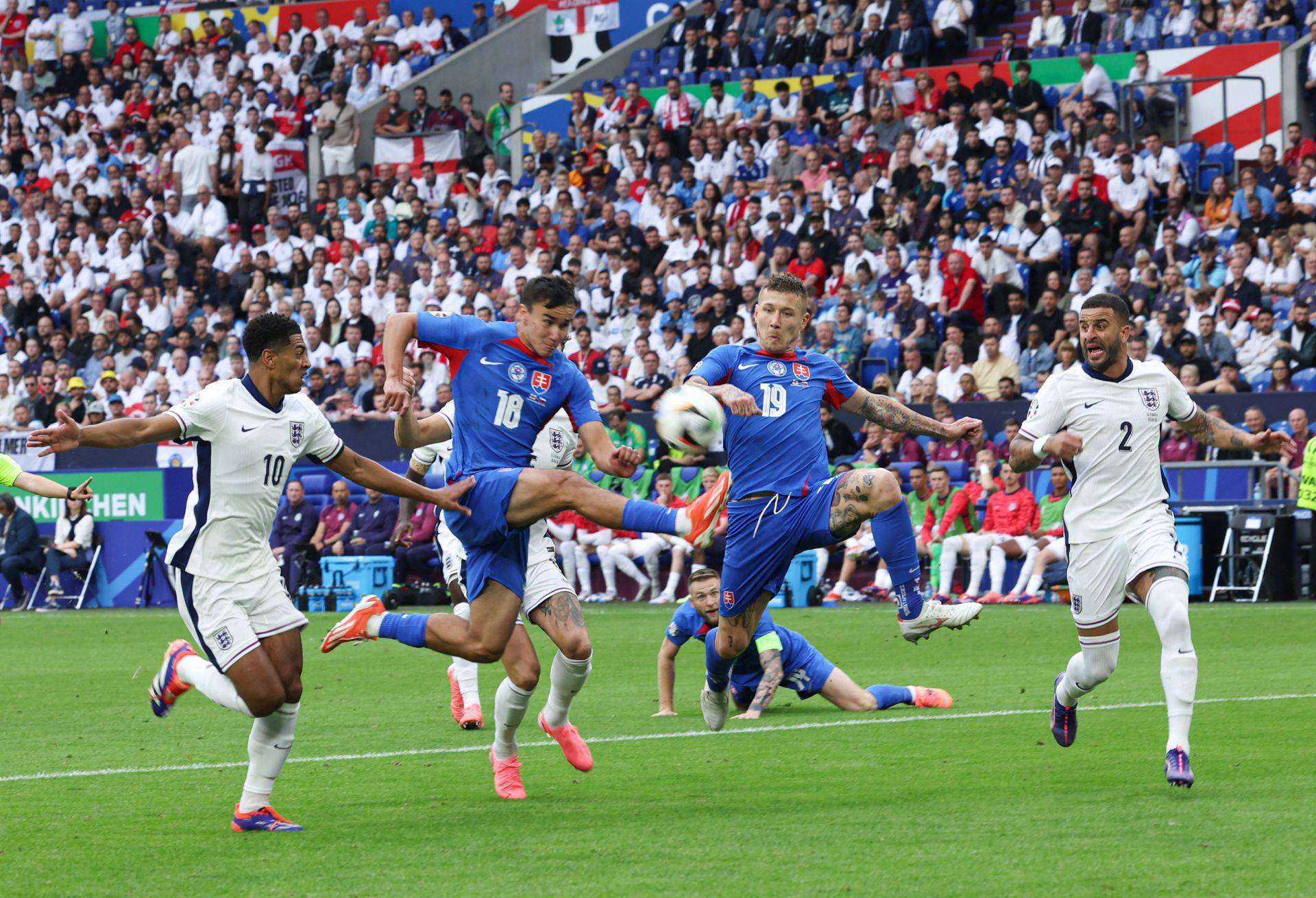 爱游戏app下载-罗马尼亚队在欧预赛比赛中惨遭淘汰