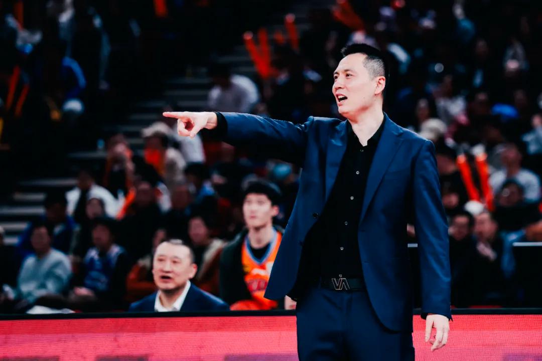 爱游戏体育下载-上海男篮表现出色，全队士气高涨