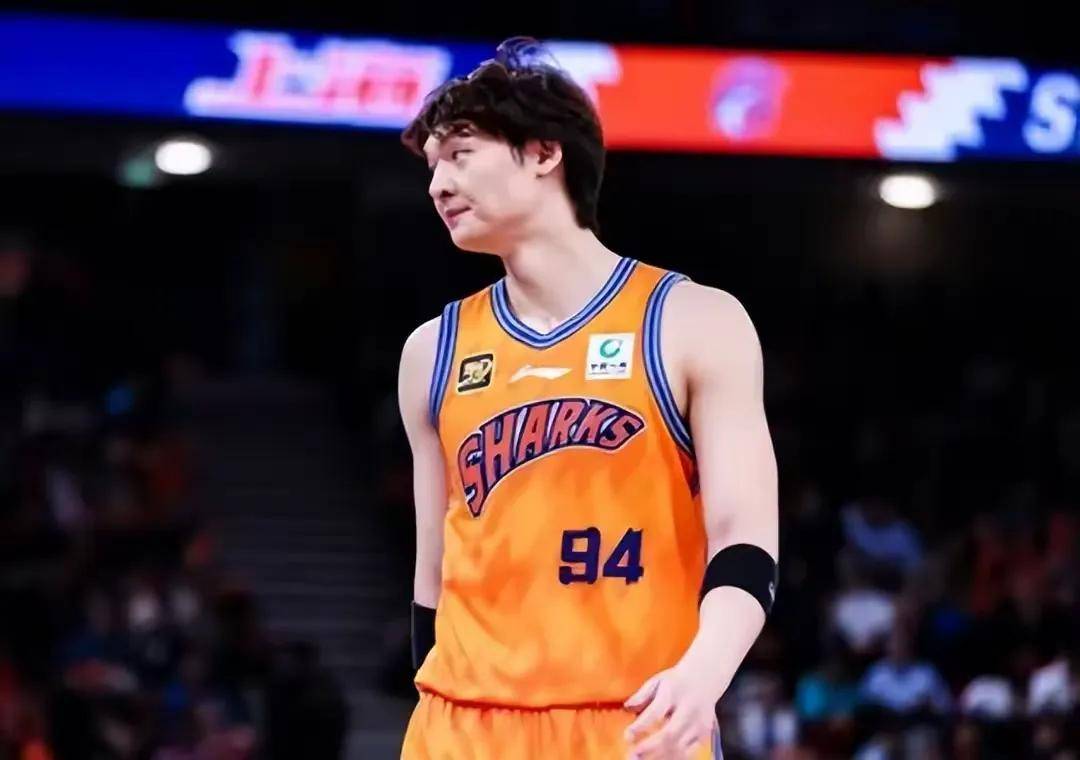 上海男篮表现出色,全队士气高涨 上海男篮表现出色,全队士气高涨