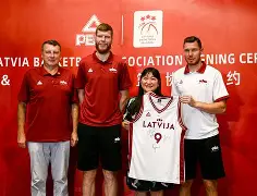 爱游戏在线-拉脱维亚队艰难求胜，抢夺三分