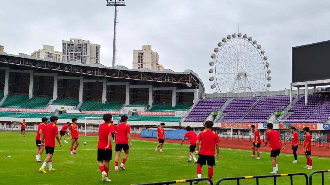 爱游戏体育下载-比赛氛围热烈，球队斗志高昂