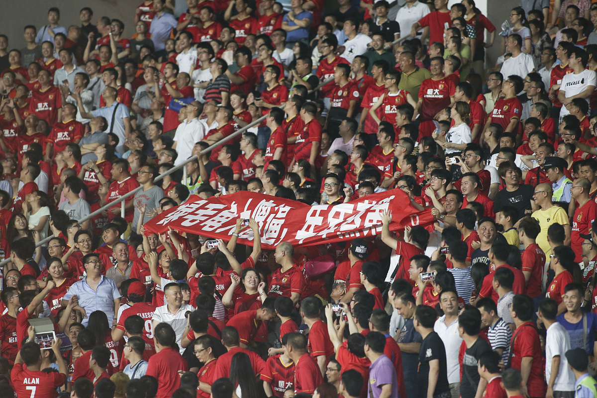 比赛氛围热烈,球队斗志高昂 比赛氛围热烈,球队斗志高昂