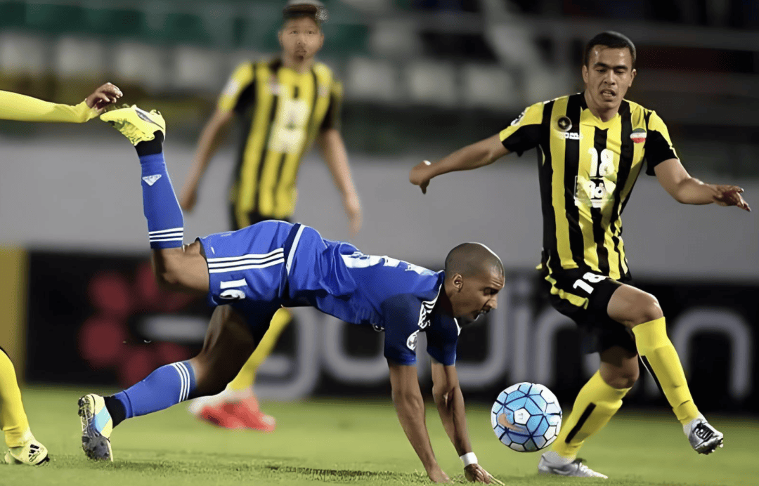 包含足球比赛场面紧迫激烈，双方较量争锋，呈现出极高水准的词条