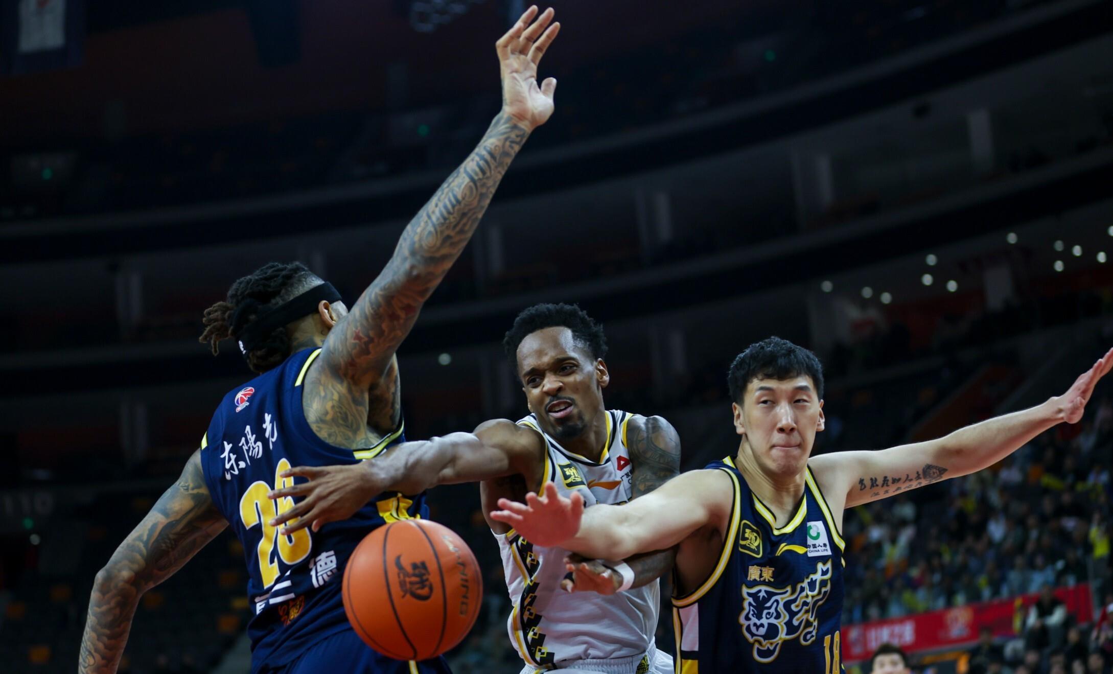 职业球员因严重犯规受罚，暂停比赛