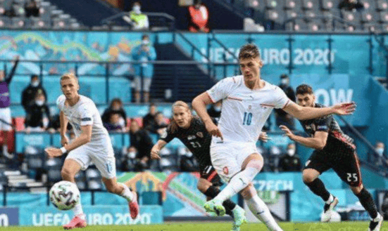 爱游戏体育链接-捷克足球比赛中崭露头角成为焦点