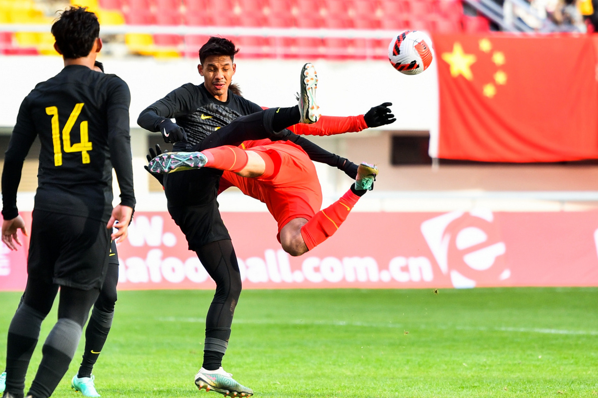 出色足球对决,球员们技压群雄展现实力的简单介绍 出色足球对决,球员们技压群雄展现实力的简单介绍