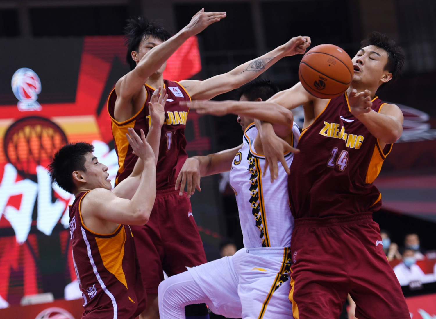 爱游戏网页版登录入口-浙江男篮在热血较量中获胜