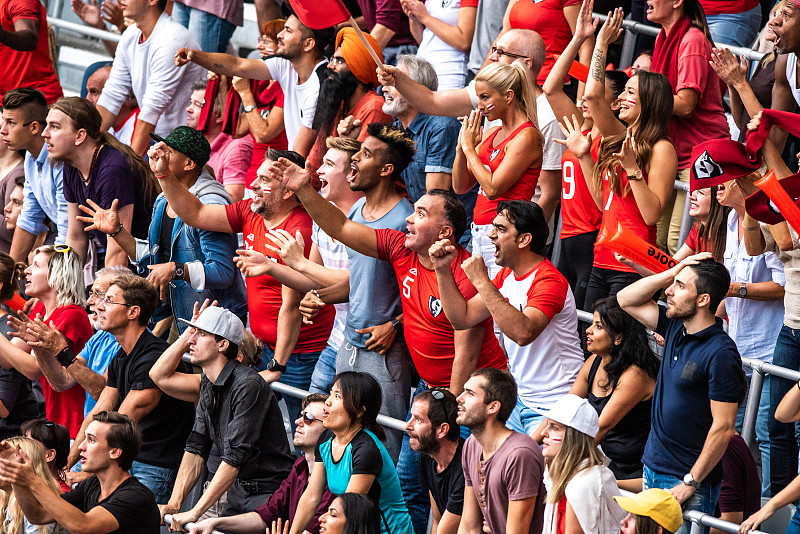 爱游戏登录入口-精彩绝伦的比赛，场外球迷热情欢呼