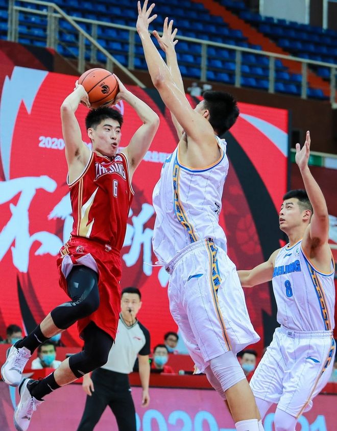 广州力量攻防俱佳，凭借默契合作取得胜利的简单介绍